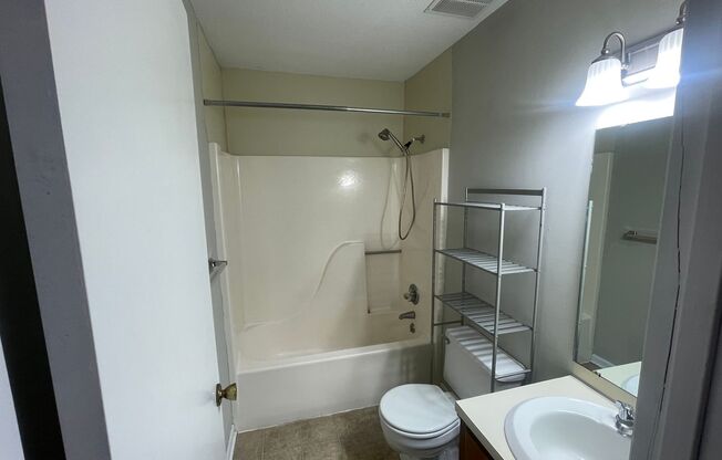 2 beds, 1 bath, $1,100