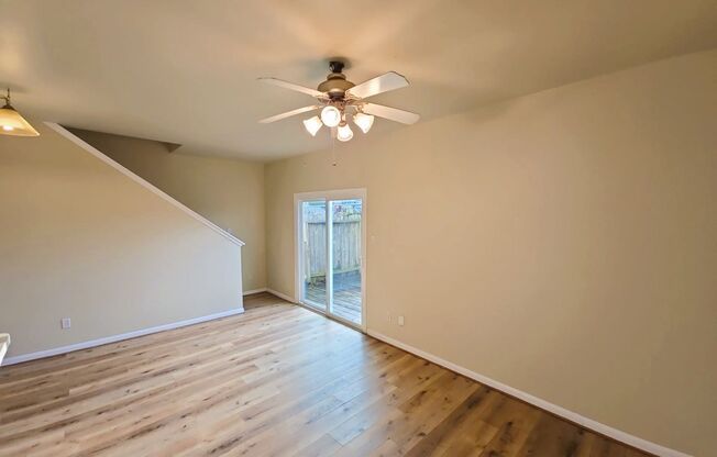 3 beds, 2.5 baths, $1,495, Unit UNIT B