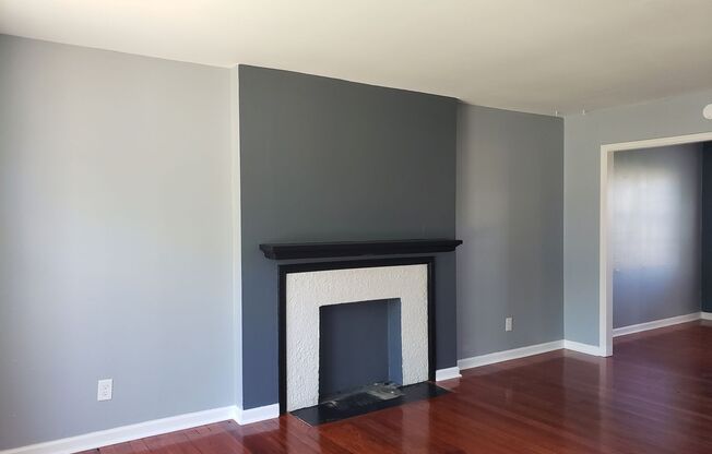 2 bed/1 bath duplex w/ garage & fenced yard in College Hill area $1,050/mo