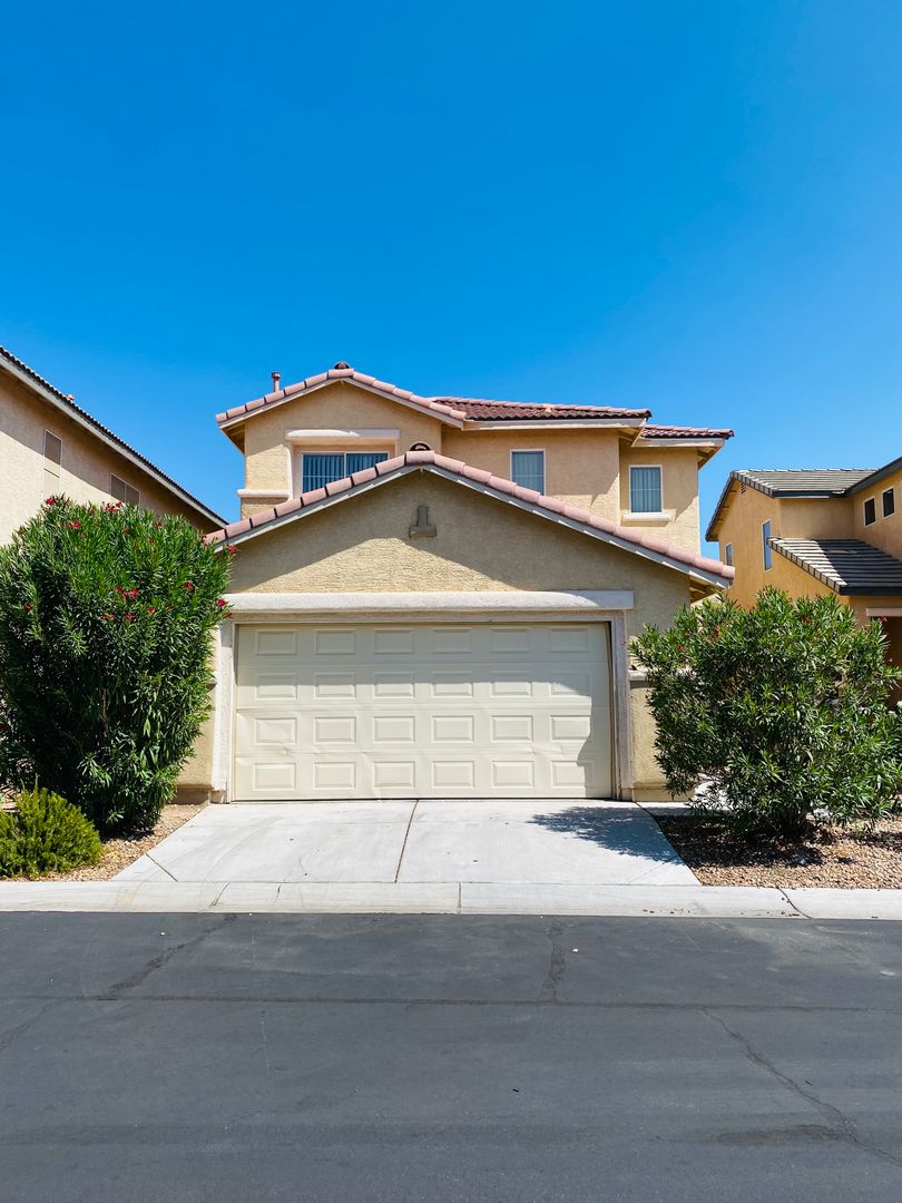 GATED COMMUNITY, BEAUTIFUL 2 STORY HOME! ONE BEDROOM DOWNSTAIRS, LAMINATE WOOD FLOORING THROUGHOUT HOME, CLOSE TO SHOPPING CENTERS! MUST SEE!! HOME TO BE PROFESSIONALLY CLEANED BEFORE MOVE IN.