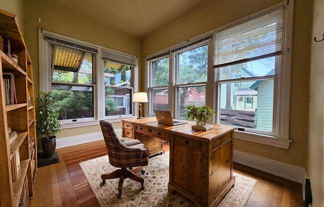 Victorian Home Downtown – Available NOW, 6 Month Leases Available! MOVE-IN SPECIAL