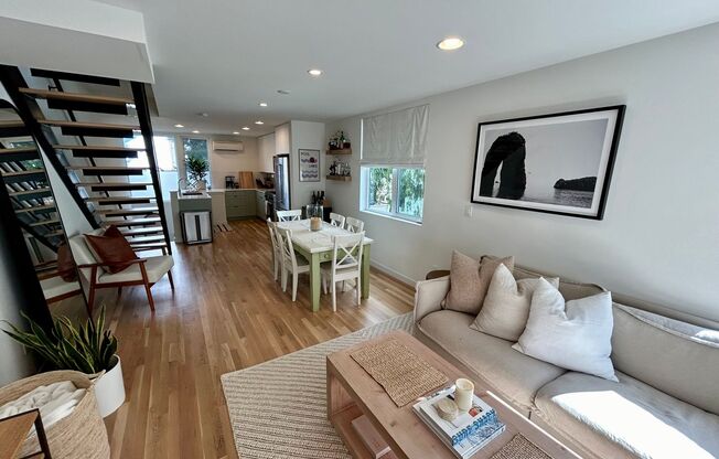 Spacious Ballard Townhome- 2 Bedrooms with Parking