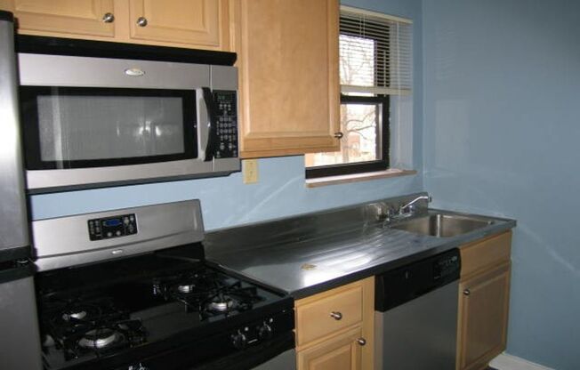 2 beds, 1 bath, 710 sqft, $1,650, Unit 01C
