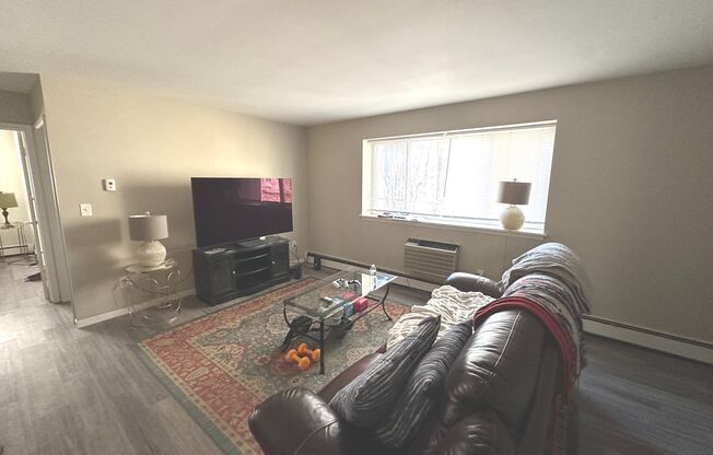 2 beds, 1 bath, $1,400, Unit 112