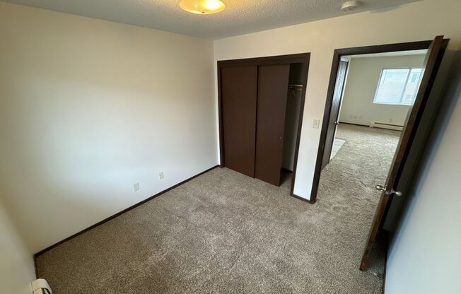 2 beds, 1 bath, $795, Unit 2