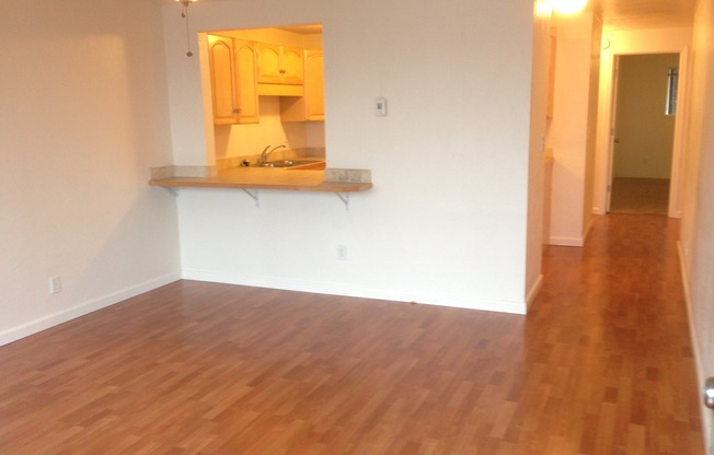 mcno01 457 W. 8th Ave