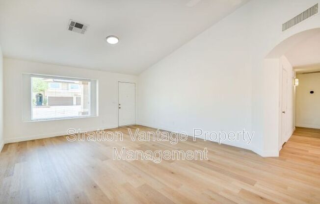 655 W DEVON CT