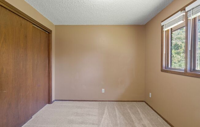 3 beds, 1 bath, $1,695, Unit 505