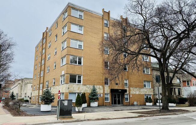 3 beds, 2 baths, $3,195, Unit 102