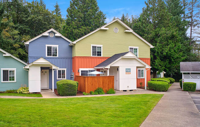 a row of houses with a yard and a sidewalk at Woodcreek, Poulsbo