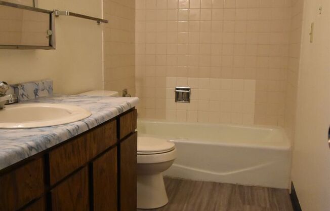 2 beds, 1 bath, $1,600, Unit 41