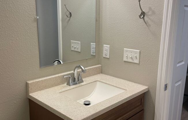 2 beds, 1 bath, 907 sqft, $1,400, Unit 1889B