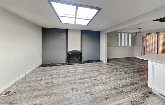 756 E PONTIAC DR