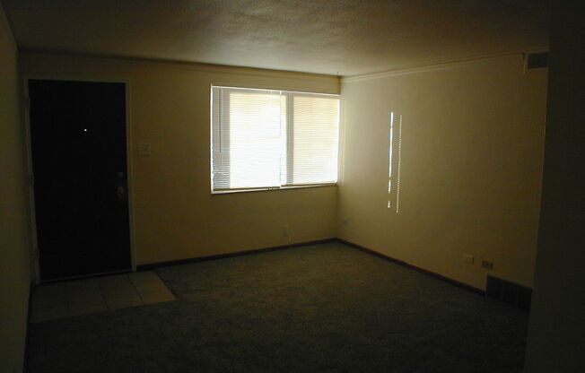 2 beds, 1 bath, 647 sqft, $875, Unit Apt B