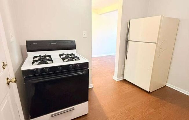 2 Bedroom / 1 Bathroom House in Quiet Neighborhood