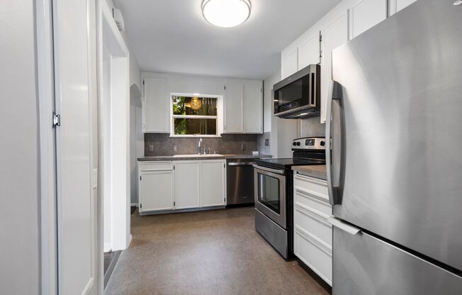 Historic Laurelhurst Home ~ Quiet Neighborhood~ Stunning Water View! 4 Mins to U Village/UW