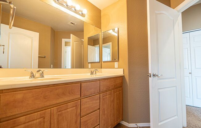 3 beds, 2 baths, $2,200, Unit # 2086