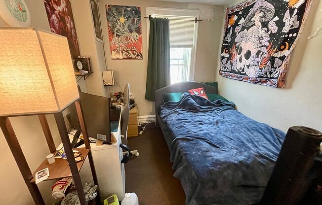 2 beds, 1 bath, $1,045, Unit 17