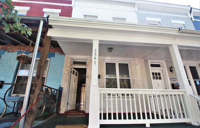 Updated 3bd/2ba Hampden Rowhome w/ CAC, W/D, more! Available 8/15!