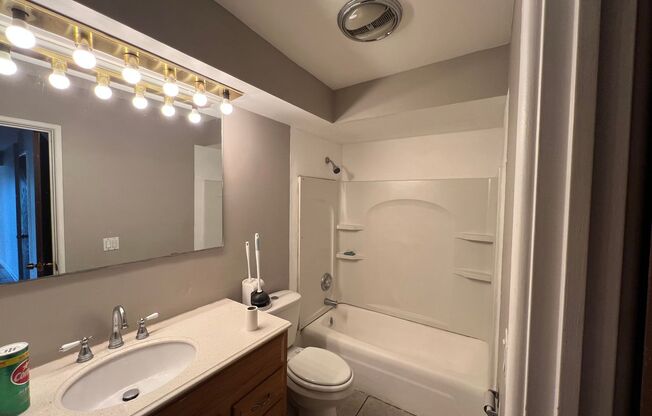 2 beds, 1 bath, 950 sqft, $1,600, Unit 2300#803