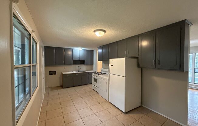 3 beds, 1 bath, $1,600