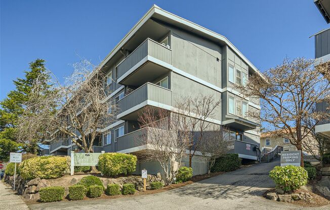 Great 1 Bedroom Unit in Renton with a View!!