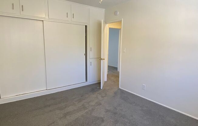 2 beds, 1 bath, 702 sqft, $2,350, Unit B18