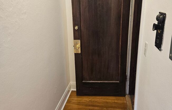 Studio, 1 bath, 337 sqft, $1,249, Unit 25