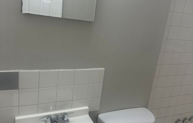 A beautiful newly renovated 3 Bed, 1 full bath on the Eastside! Close to Downtown!