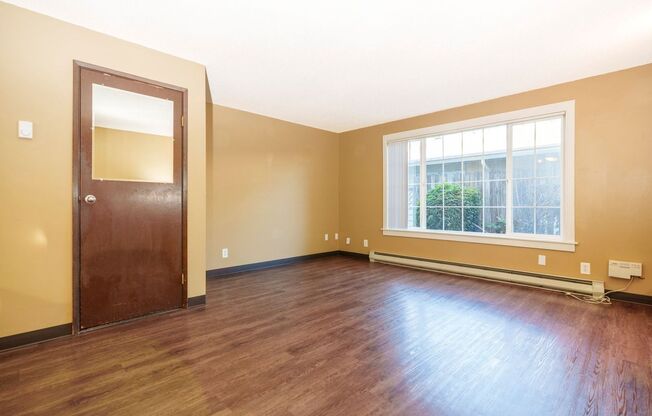 525-Monmouth Villas