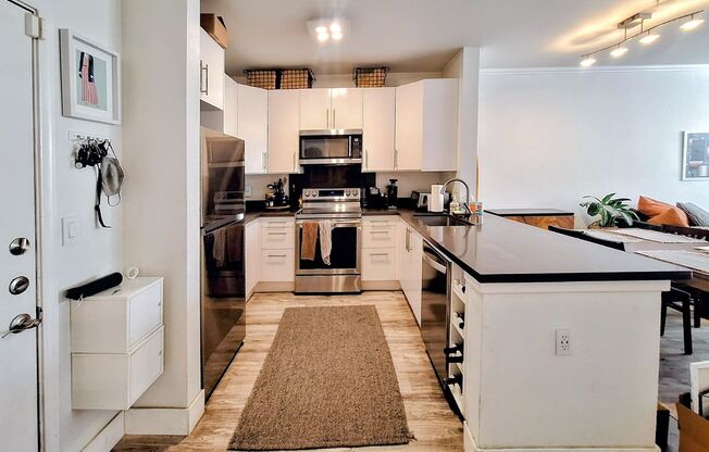 Beautifully Remodeled 1bd Condo w/Many Great Amenties