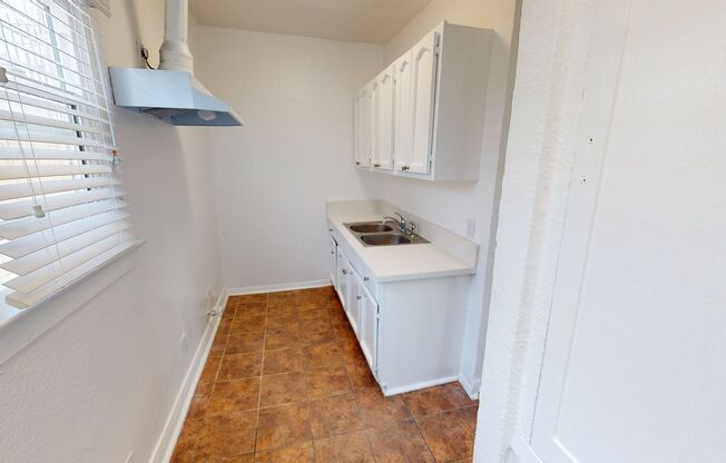 1565 S Hobart