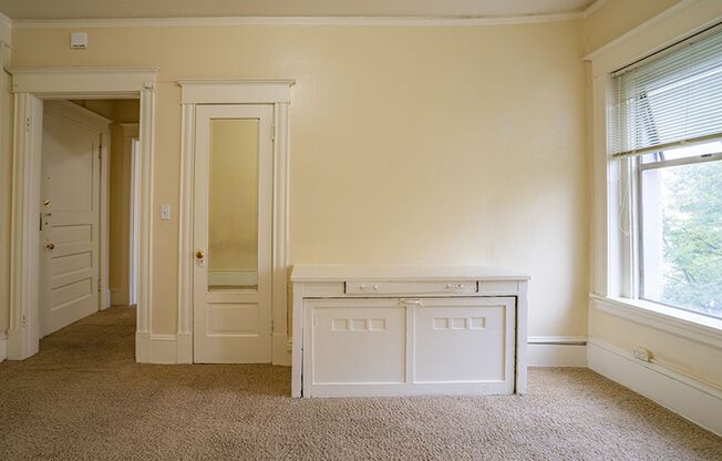 Avenue Building: Centrally located in University District!