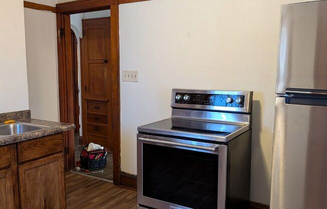 3 beds, 1 bath, $950, Unit 3033