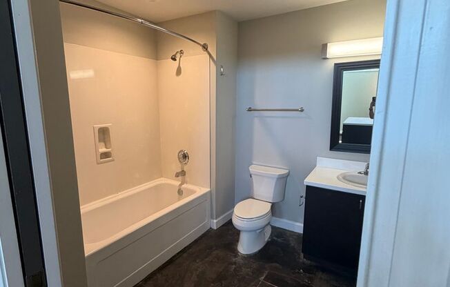 1 bed, 1 bath, 800 sqft, $1,100, Unit B