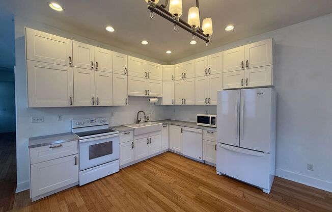 3-BED 2-BATH IN SHELBY PARK W/ 3-CAR GARAGE