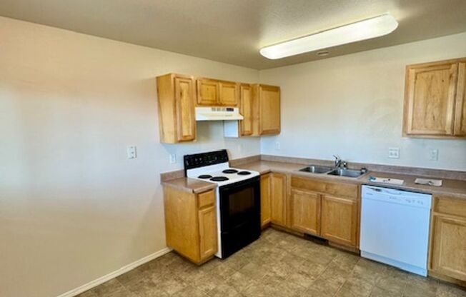 3 beds, 1 bath, $2,000, Unit UNIT D