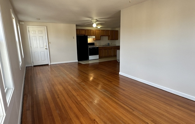 3 beds, 1 bath, 912 sqft, $1,800, Unit 5