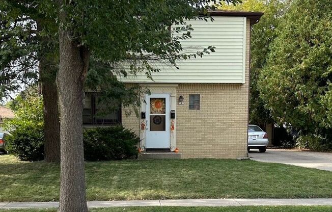 2 beds, 1 bath, $1,195, Unit 6545 N 58th Street (Lower)