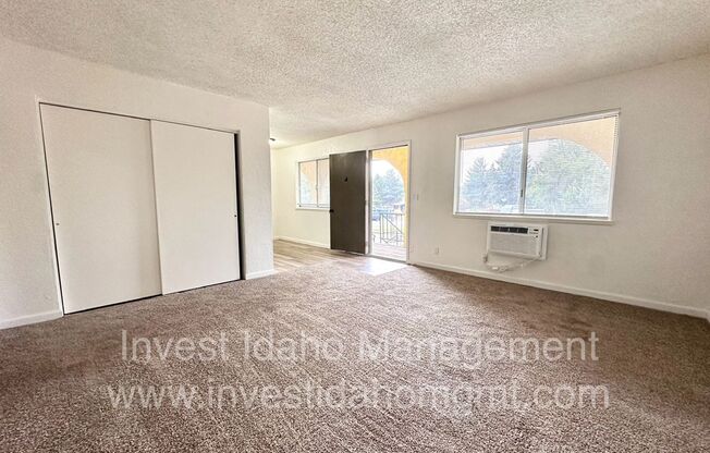 2 beds, 1 bath, 750 sqft, $1,095, Unit J