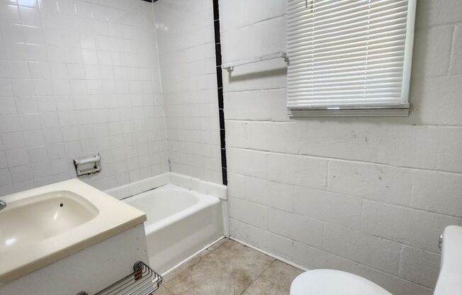 2 Nevada Cir Pensacola. MOVE IN SPECIAL: HALF OFF first full month of rent!!!