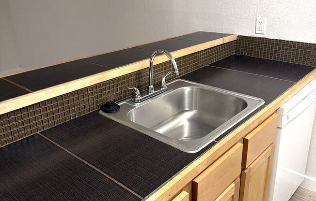 1 bed, 1 bath, 700 sqft, $999, Unit ELP2200-204