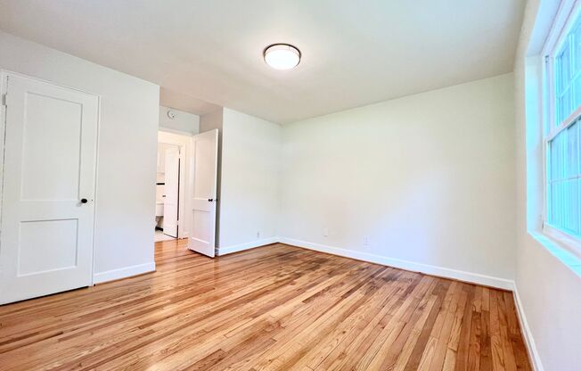 1 bed, 1 bath, 573 sqft, $850, Unit 3513B Pkwd