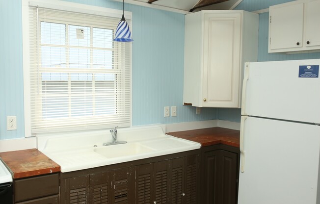 346 10-1/2 St NW Adorable 1 Bedroom House Available!