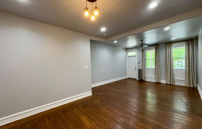 Charming 3 Bedroom/2 Bathroom Apartment in Hardwood Neighborhood, MD!
