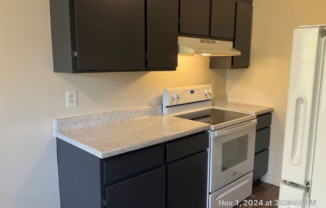 2 beds, 1 bath, 705 sqft, $1,095, Unit 02716-07