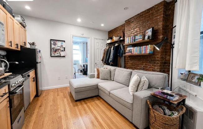 256 W 15 ST