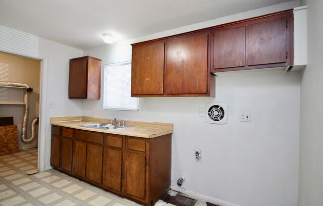 2 beds, 1 bath, $650, Unit Unit - A