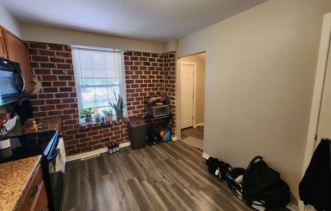 3 beds, 1 bath, $1,250