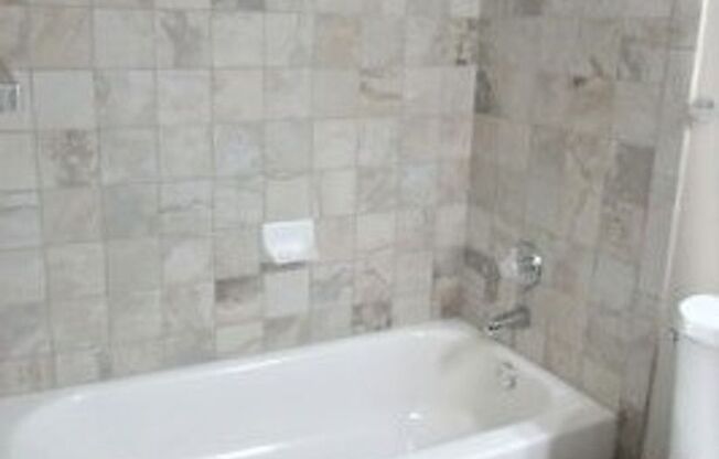 3 beds, 2 baths, 1,225 sqft, $1,980, Unit 1110LsI